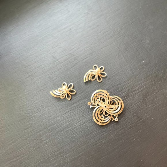 Vintage pink and purple flower swirl gold three layer brooch and earrings - Picture 5 of 10